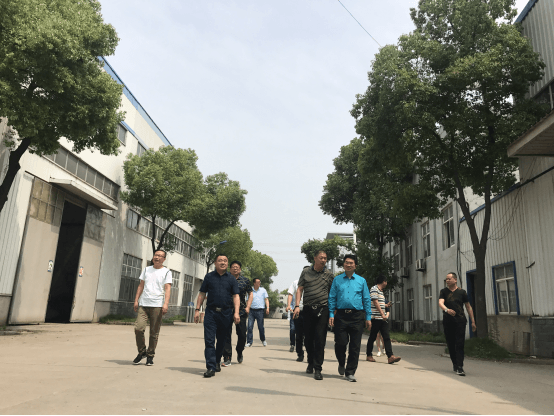 江蘇江河桂總帶領(lǐng)大家去參觀工廠(chǎng)